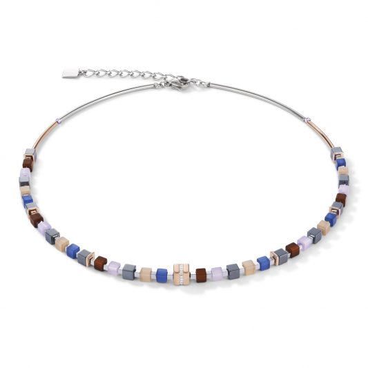 Halskette mit kleinen Würfeln in blau-, braun- und Beerentönen und Edelstahl