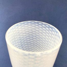 Schräg Vase perloptisch opalweiß