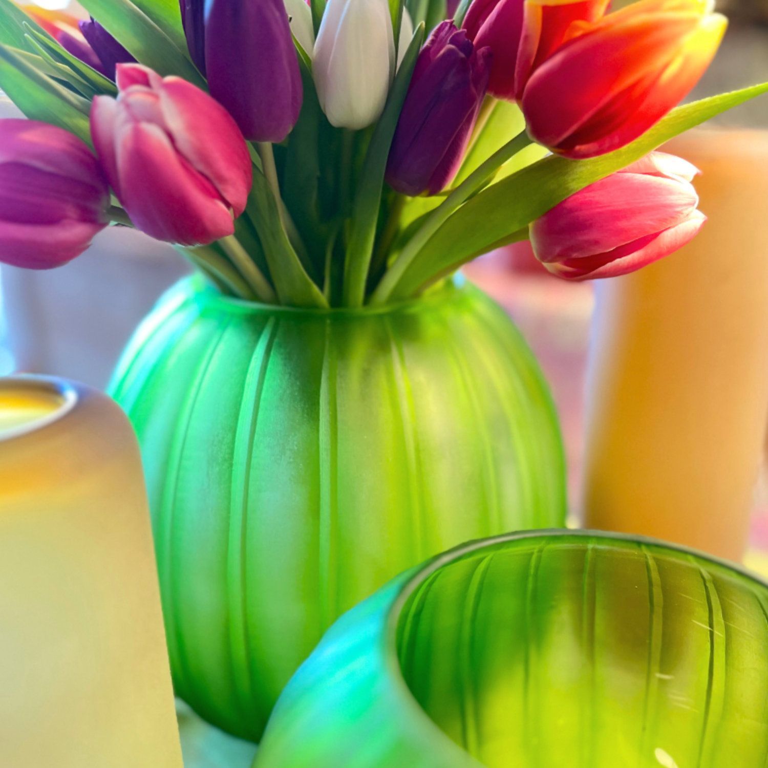 Vasen grün mit Tulpen