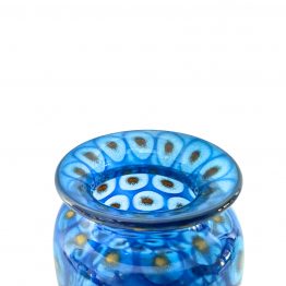 Vase Pfauenauge blau gelb Nahaufnahme